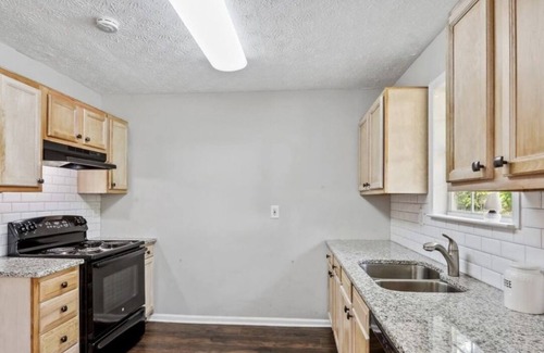 Hapeville House | Fresh and cozy 2bd 1bath home. Only 10mins to the airport and 10mins to the city