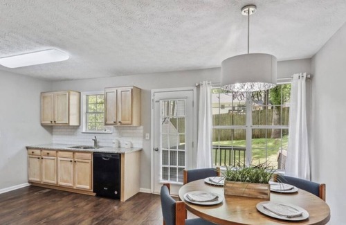 Hapeville House | Fresh and cozy 2bd 1bath home. Only 10mins to the airport and 10mins to the city