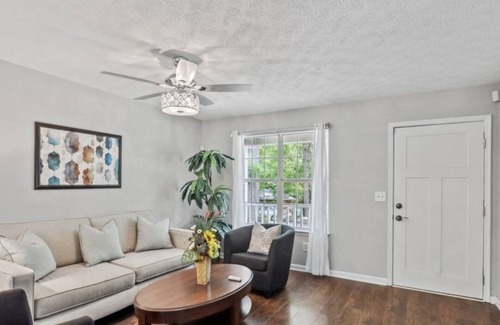 Hapeville House | Fresh and cozy 2bd 1bath home. Only 10mins to the airport and 10mins to the city