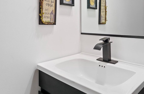 Inglewood House | Fresh Look & Centrally Located! Blocks to SOFI!