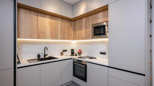 Sofia Apartment | Fresh & Modern Apartment with Balcony by Flat Mаnager