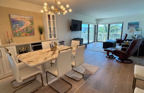 Central Beach Condo | Freshly Renovated in 2025! Cozy 2-bedroom Condo with Ocean Views in Vero Beach