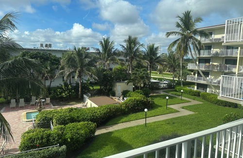 Central Beach Condo | Freshly Renovated in 2025! Cozy 2-bedroom Condo with Ocean Views in Vero Beach