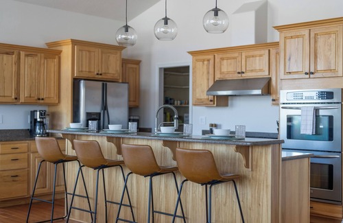 Davenport House | Friday Bay Retreat – Upper Level Getaway With Gorgeous Views