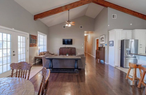 Calera House | Friede's Hideaway - The perfect retreat with a private pond, hot tub & much more