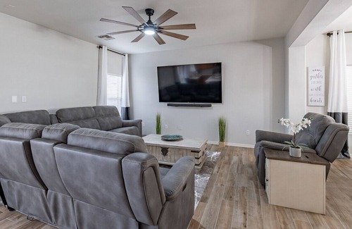 Rancho Sahuarita House | Friendly Home Landscaped Yard