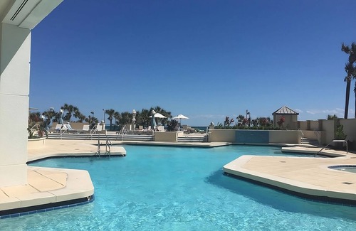 Brush - Stewarts Apartment | Friends and Family Daytona Getaway! Four Modern Units! 2 Pools, Breakfast Buffet