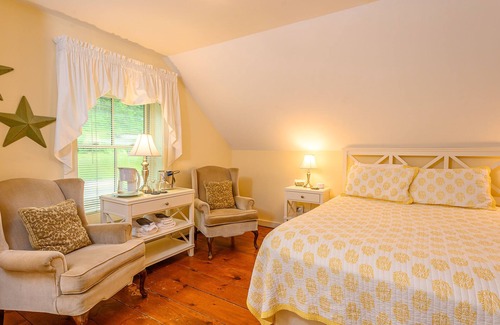 Stowe Bed & Breakfast | Friends and Family room with 2 queen beds, sitting area with full service breakfast included