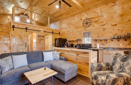 East Fultonham Cabin | 'Friends & Family' Rental Cabin w/Hot Tub!