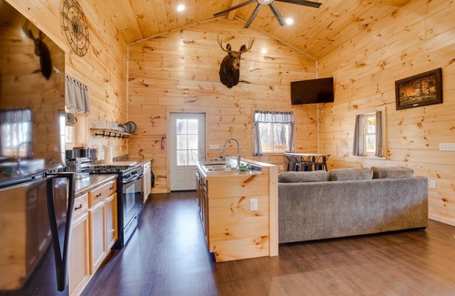 East Fultonham Cabin | 'Friends & Family' Rental Cabin w/Hot Tub!
