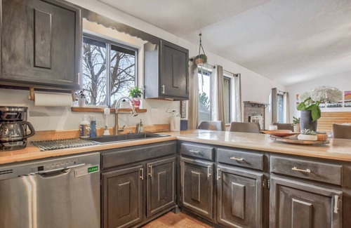 Northeast Colorado Springs Villa | Friendship Fortress~ Garden of the Gods Villa~ 12+