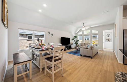 Friendswood House | Friendswood Luxe Stay-2025 New 4-Bedroom House, Near Mall, Sam’s,I-45,Everything