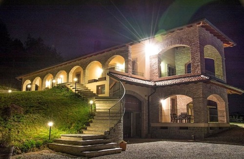 Canelli Apartment | From the old barn comes a large room on two levels with large windows.