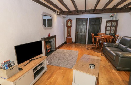 Brynrefail House | Fron Goed