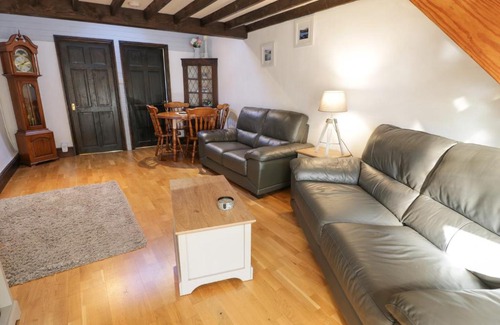 Brynrefail House | Fron Goed