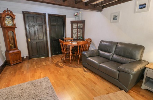 Brynrefail House | Fron Goed