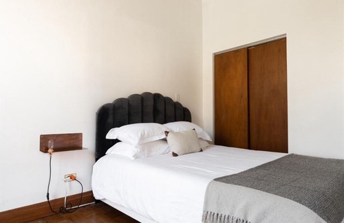 Mid-North District Apartment | FRONTDESK Classic 2 BR Apt in Lincoln Park