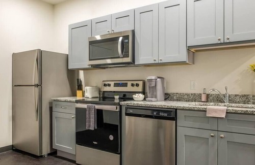 Cultural District Apartment | Frontdesk | Modern Studio Apt near Dining