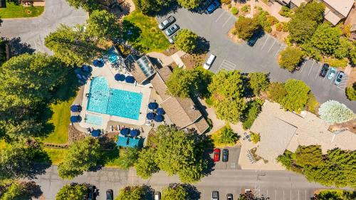 Century West Apartment | Frosty Summit Condo at Mount Bachelor Village Resort with Pool and Hot Tub
