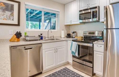 Westgate Apartment | Full 1BR Suite w/Entry - 5 Min to Edmonds Beaches