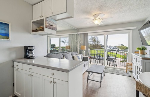 Carpinteria Condo | Full Beach Condo with Private Balcony