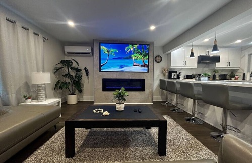 Wasaga Beach House | Full Cottage STEPS 2 BEACH Drive 2 Blue Mountain