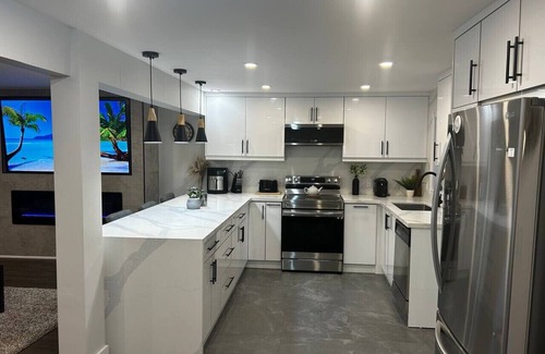 Wasaga Beach House | Full Cottage STEPS 2 BEACH Drive 2 Blue Mountain