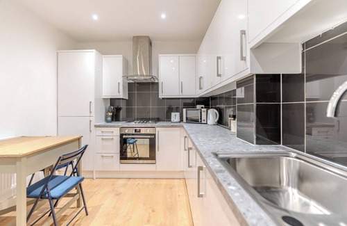 Rushey Green Apartment | Full kitchen-Strategic Location-Spacious flat