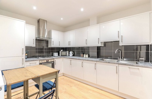 Rushey Green Apartment | Full kitchen-Strategic Location-Spacious flat
