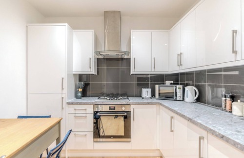 Rushey Green Apartment | Full kitchen-Strategic Location-Spacious flat