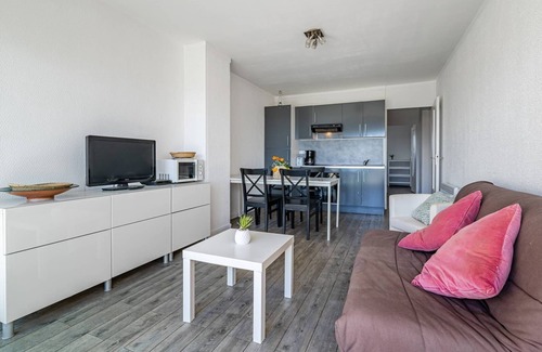 Les Sablettes Apartment | Full sea view, beach across, terrace 15 m², WIFI.