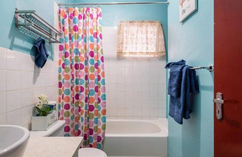 Salt Gut House | Fully AC 2BR, 5 mins from Ian Fleming Int Airport