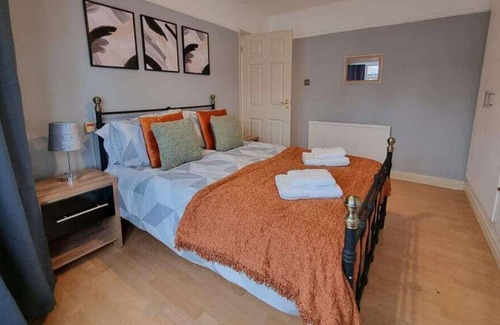 Droylsden House | Fully Equipped 3BR House with FREE Parking