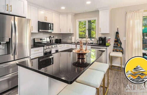 Muskegon House | Fully equipped FUN near beaches/parks/golf, Michigan's Adventure, & Winter Park!