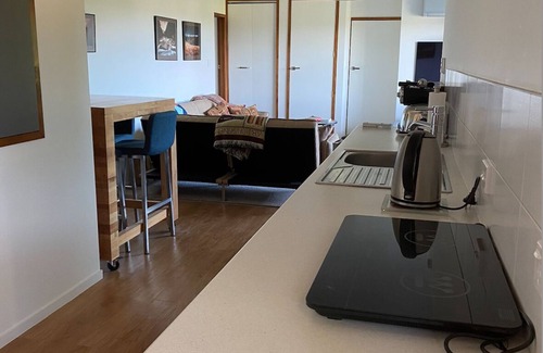 Hospital Hill Apartment | Fully equipped one bedroom apartment with gorgeous views; walkable to CBD.