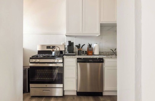 University City Apartment | Fully Equipped Cozy 2BR Apartment Near Delmar Loop