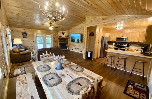Sevierville Cabin | Fully fenced yard/Swing Set/Hot Tub/Pet and kids friendly