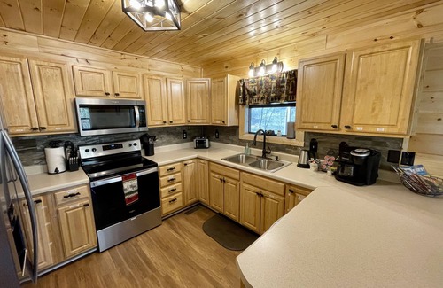 Sevierville Cabin | Fully fenced yard/Swing Set/Hot Tub/Pet and kids friendly