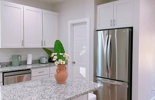 Paw Creek House | Fully fenced yard single home 3 bds/2.5 baths - close to Uptown and airportnn