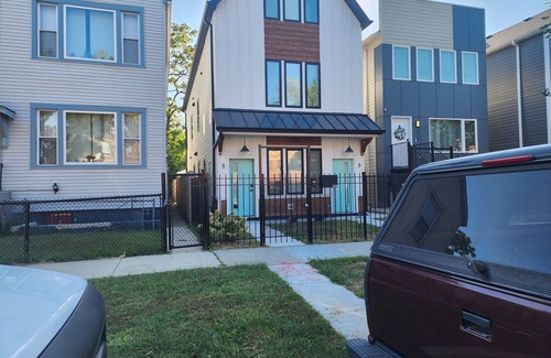 Woodlawn Apartment | Fully furnished, modern short-term stay home near Obama Presidential Library.