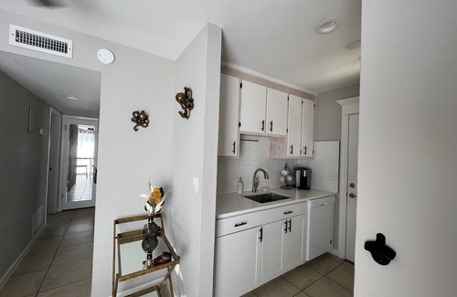 El Centro Beach Condo | Fully Renovated, Steps from Beach with Gulf Views. Pet Friendly!