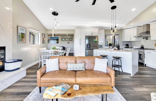 Lodge Hill House | Fully Renovated with Views of the Mountains and Spa!