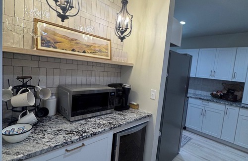 Cherry Street House | Fully Restored cottage, AMAZING game room, hot tub