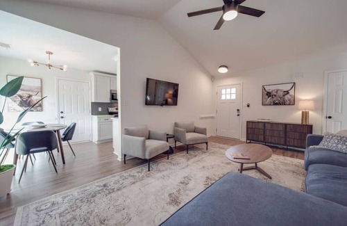 Paw Creek House | Fully Updated 3 BR Ranch Escape—Near USNWC/Airport