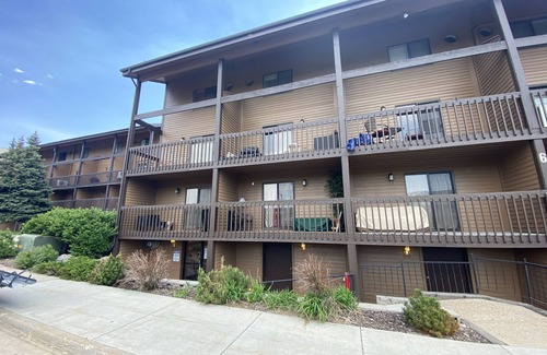 Wolf Creek House | Fun condo, Pineview Reservoir, powder mountain, lrg 2 bedroom.