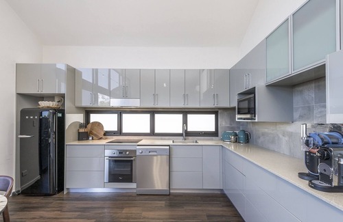Leederville Apartment | Fun for Families: Location, Cinema, Games, Wifi