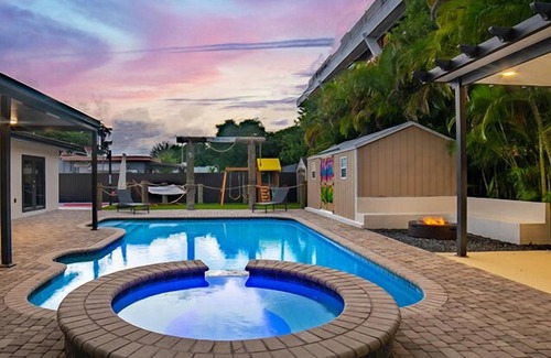 Hialeah House | Fun Retreat: 6BR Pool, Games, Jacuzzi, BBQ & More
