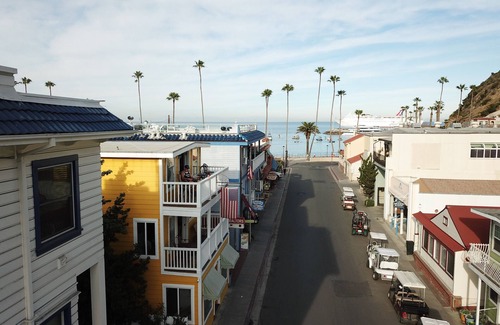 Avalon Villa | Fun Vibe in town over 600 5 STAR reviews two balcony’s SUP KAYAKS CHAIRS CLEAN