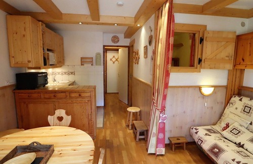Areches Apartment | Functional apartment for 4-6 people with pool, TV, dishwasher and balcony in Arêches-Beaufort