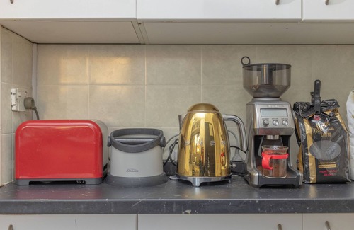 Clayfield Apartment | Funky 2-bedroom apartment in Albion with AC, WiFi, Gym